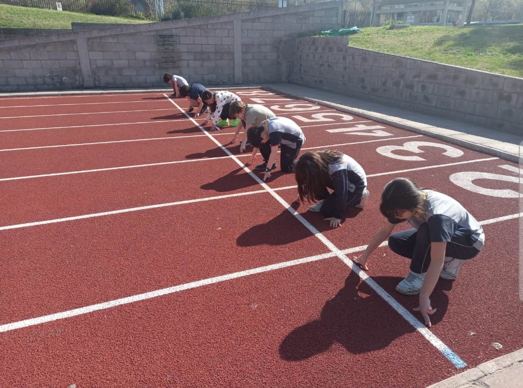 Alumnos participan del Taller de Atletismo en el Estadio Militar