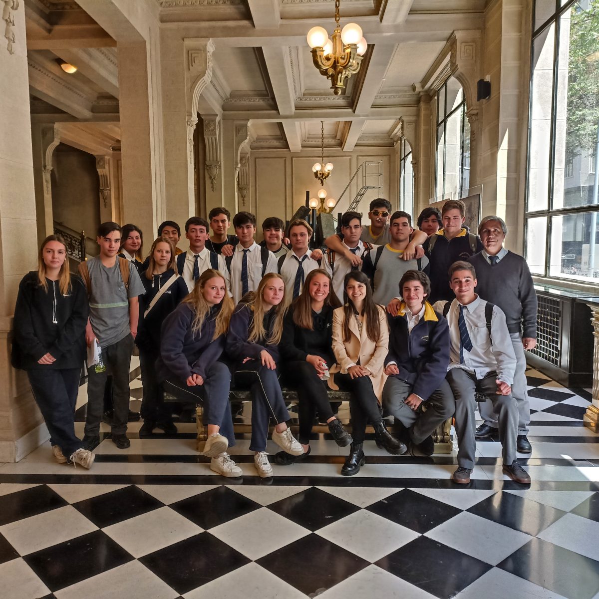 Estudiantes de III° y IV° visitan el Banco Central de Chile