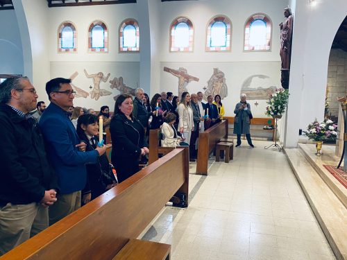 Estudiantes y apoderada reciben el Sacramento del Bautismo