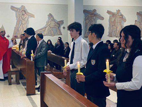 Estudiantes de III Medio reciben el Sacramento de la Confirmación