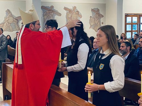 Estudiantes de III Medio reciben el Sacramento de la Confirmación