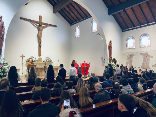 Estudiantes de III Medio reciben el Sacramento de la Confirmación