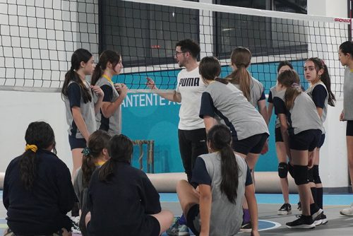 La Selección de Vóleibol Damas CICV entrena en el nuevo gimnasio del Club Vitacura
