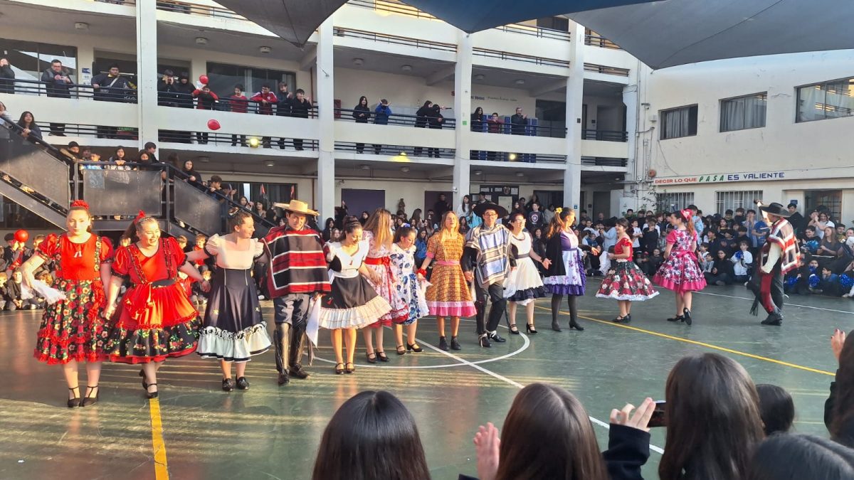 Presentación folclórica de profesores CICV como regalo para nuestros estudiantes