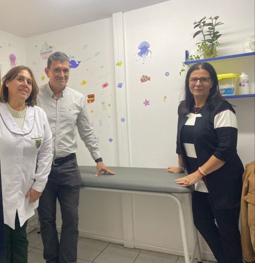 Nueva camilla para nuestra enfermería gracias a la gestión del Centro de Padres CICV