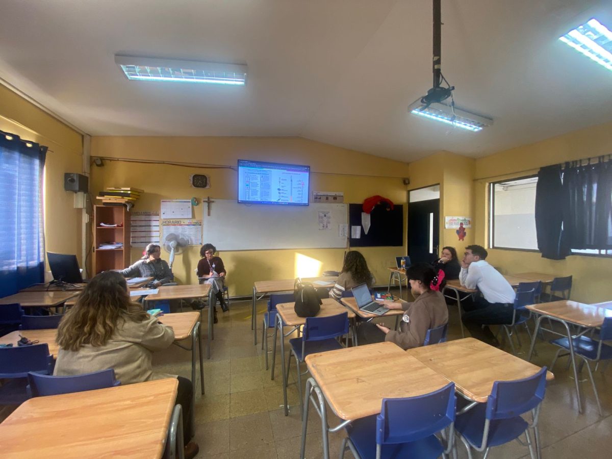 Capacitación sobre riesgos del vapeo para profesoras jefes y equipo de convivencia