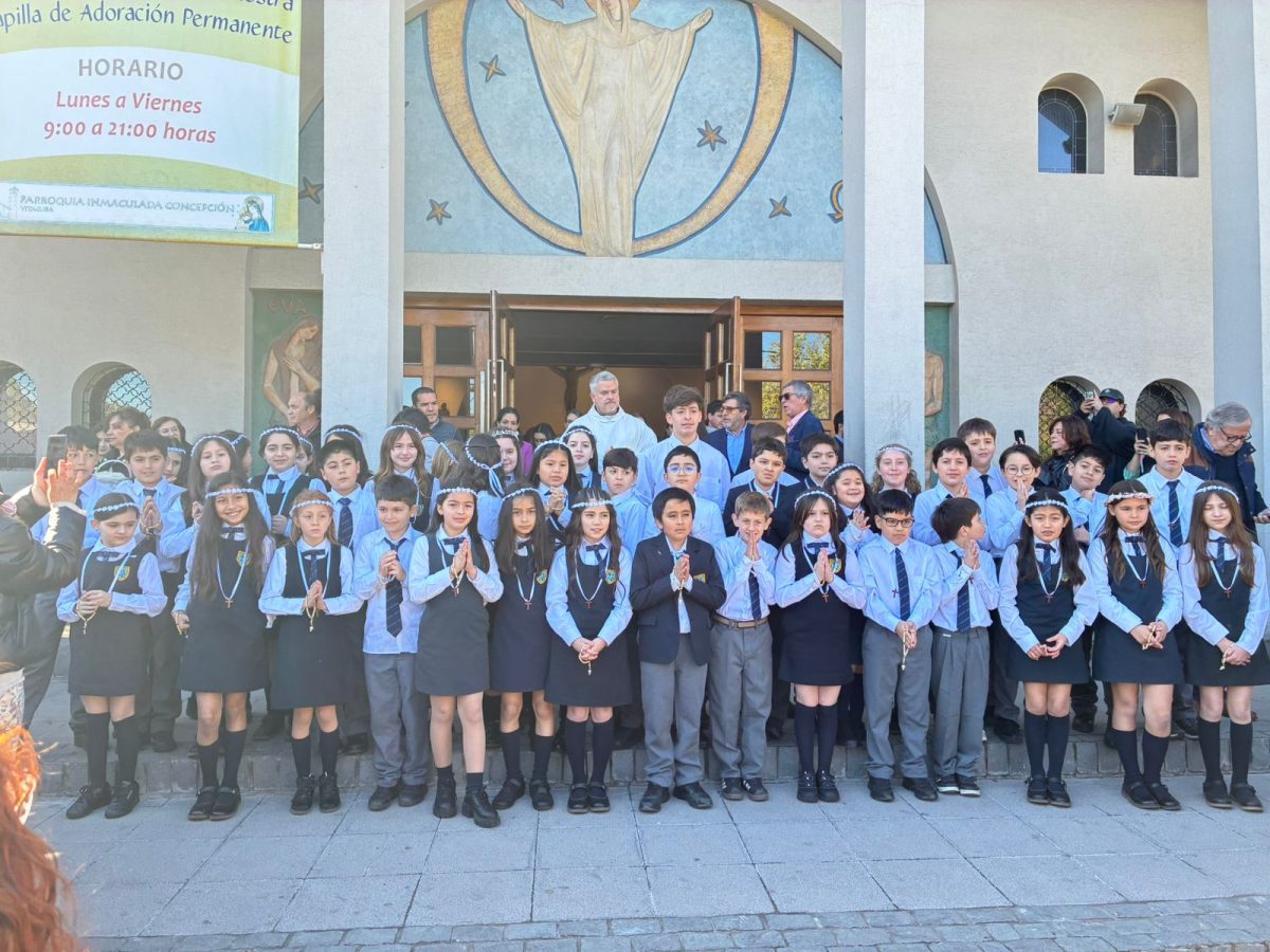 Estudiantes de 4° Básico reciben su Primera Comunión