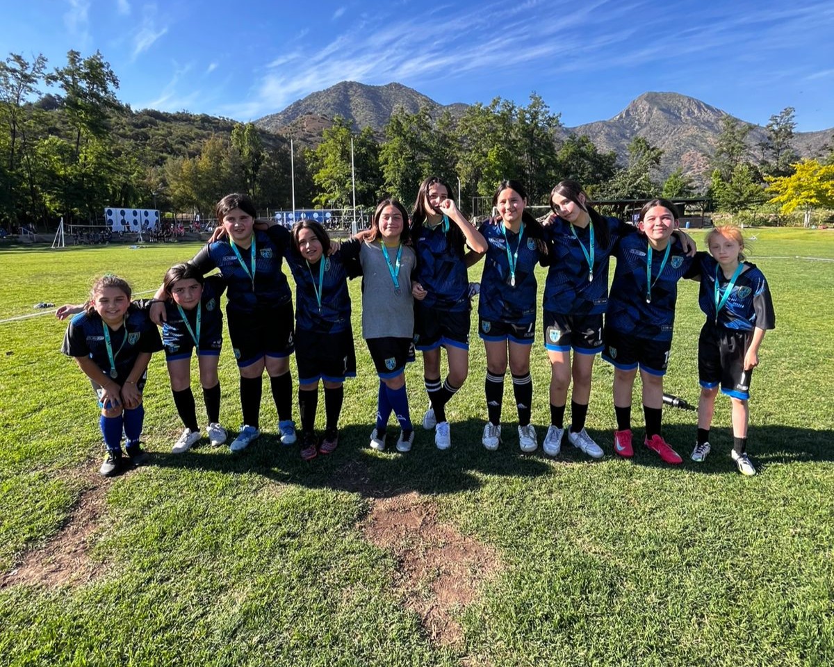 Con alegría y espíritu deportivo: Nuestro colegio presente en el Futbolito Damas de las Olimpiadas de Vitacura