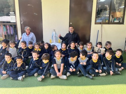 Los más pequeños del colegio celebran a la Virgen Peregrina