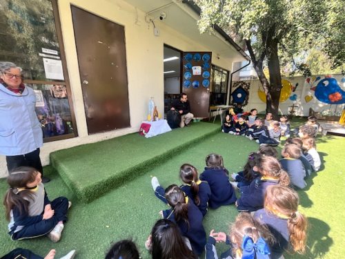 Los más pequeños del colegio celebran a la Virgen Peregrina