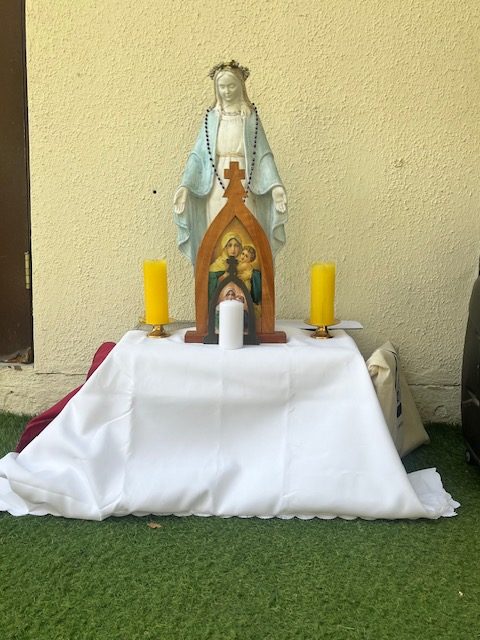 Los más pequeños del colegio celebran a la Virgen Peregrina