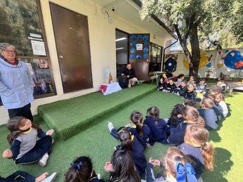 Los más pequeños del colegio celebran a la Virgen Peregrina