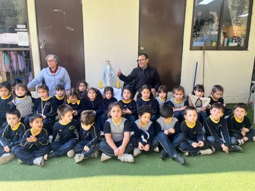 Los más pequeños del colegio celebran a la Virgen Peregrina