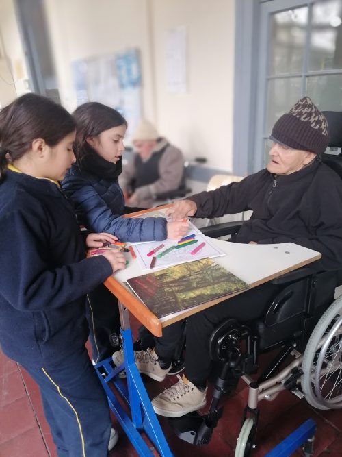 Estudiantes compartieron una jornada de solidaridad junto a adultos mayores de la Fundación Las Rosas