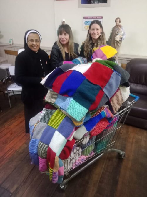 Entrega de frazadas solidarias al Hogar Nº3 de la Fundación Las Rosas