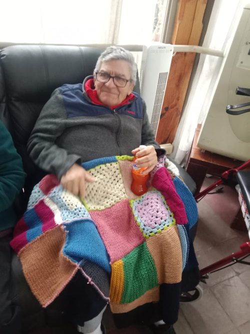 Entrega de frazadas solidarias al Hogar Nº3 de la Fundación Las Rosas