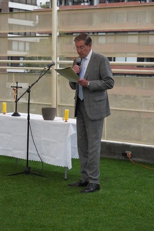 Nuestra comunidad se reunió para bendecir la nueva terraza del CICV