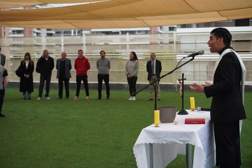 Nuestra comunidad se reunió para bendecir la nueva terraza del CICV