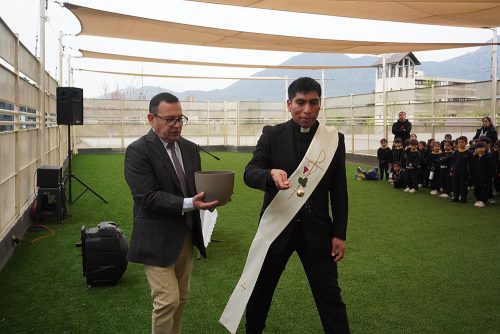 Nuestra comunidad se reunió para bendecir la nueva terraza del CICV