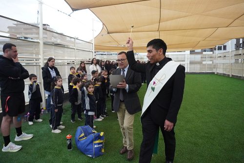 Nuestra comunidad se reunió para bendecir la nueva terraza del CICV