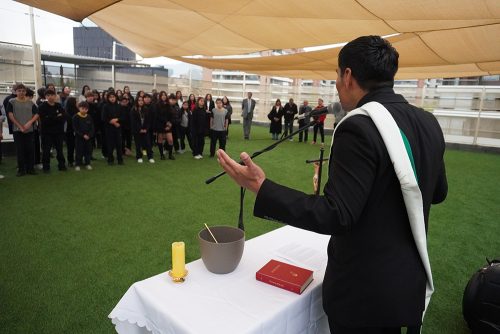 Nuestra comunidad se reunió para bendecir la nueva terraza del CICV