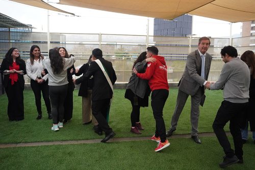 Nuestra comunidad se reunió para bendecir la nueva terraza del CICV