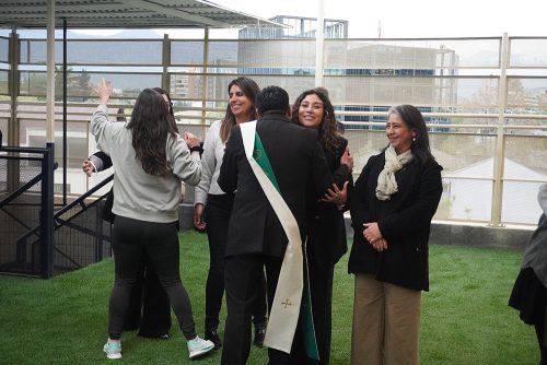 Nuestra comunidad se reunió para bendecir la nueva terraza del CICV